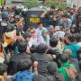 Unjuk Rasa Mahasiswa Diwarnai Aksi Bakar Ban, Massa Aksi Ditemui Wagub Lampung dan Ketua DPRD