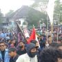 Aksi Demo Tolak Kenaikan di Bandung Memanas, Teriakan DPR Bodoh hingga Polisi Pembunuh Bergema