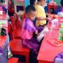 Bekal Bocah Ini Jatuh ke Lantai, Perekam Video Dirujak Warganet