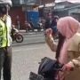 Emak-emak Tak Berhelm Ngegas Teriak Takbir di Depan Polisi, Netizen Bingung