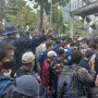 Mahasiswa Merangsek Maju Menuju Istana Merdeka: Kuatkan Border Biar Nggak Diculik Polisi