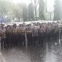 Meski Kehujanan, Semangat Polisi Tetap Tak Surut Kawal Demo Mahasiswa