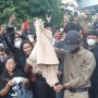 FOTO: Demo ARAK Tolak Kenaikan Harga BBM, Massa Bakar Jas Almamater UGM hingga Aksi Teatrikal