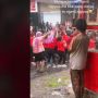 Viral ODGJ Berteduh Sambil Lihat Orang-orang Waras Joget di Tengah Hujan, Publik: Siapa yang Normal?