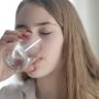 4 Cara Efektif Memulai Kebiasaan Minum Air Putih Meski Berada di Luar Rumah