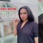 Asyik Bikin Video Liburan dengan Teman, Perempuan Ini Malah Terjungkal
