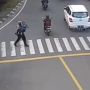 Viral Video Bripka Anju Gendong Pejalan Kaki yang Sakit saat Menyeberang di Balikpapan, Netizen: Itu Polisiku