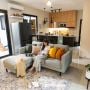 Hunian Terasa Lapang dengan 5 Desain Ruang Tamu dan Dapur Open Space Ini!