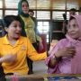 Istri Panglima TNI Hetty Andika Kagumi Pembuatan Kain Tenun Masalili Sulawesi Tenggara