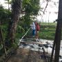 Miris, Pelajar di Cianjur Bertaruh Nyawa Demi Bisa Sekolah, Bergelantungan di Jembatan Yang Nyaris Putus