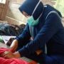 Aksi Dramatis Bidan Desa di Purwakarta Bantu Persalinan Seorang Ibu di Tengah Jalan