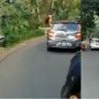 Aksi Viral Sekelompok Bule di Bali Ugal-Ugalan Sambil Joget di Jendela Mobil
