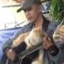 Bikin Gemes! Kucing Ikut Mengamen, Santai Duduk di Gitar Pria yang Bernyanyi