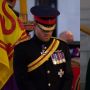 Pangeran Harry Kembali Pakai Seragam Militer di Acara Vigil Ratu Elizabeth II
