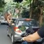 Viral Video Bule Perempuan Ugal-ugalan Sambil Gelantungan di Jendela Mobil Cuma Pakai Bikini