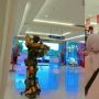 Takut Sama Cosplay Robot, Cara Cewek Ini Turun Eskalator Ini Bikin Ngakak