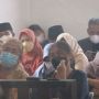 Tangis Histeris Emak-emak Saat Ade Yasin Bacakan Pembelaan di Tipikor Bandung