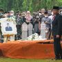 Tangis Keluarga Pecah di Pusara Azyumardi Azra Usai Upacara Pemakaman Selesai