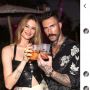 Fans Heboh, Adam Levine Diduga Selingkuh dari Istrinya yang Sedang Hamil, DM Instagram Jadi Bukti