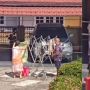 Kakek dan Nenek Ini Jemur Baju Bareng, Potretnya Bikin Warganet Terharu