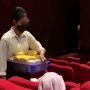 Penjual Camilan di Bioskop Ini Bikin Salfok, Diduga Warganet Zikir Sambil Bekerja