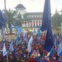 Ribuan Buruh Jabar Geruduk Gedung Sate Tolak Kenaikan BBM dan Tuntut Upah Naik