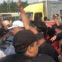 Beringas saat Geruduk DPR, Massa Sopir Taksol Sweeping Driver Lain Gegara Bawa Penumpang, Ojol Dibentak Gegara Klakson