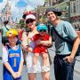 Jarang Terjadi, Ini 10 Momen Raffi Ahmad Ajak Istri dan 2 Buah Hatinya ke Disneyland