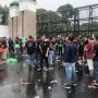 Puluhan Pengemudi Taksi Online Geruduk Gedung DPR RI, Tuntut Kenaikan Tarif hingga Pengurangan Potongan