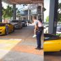 Pose Depan Lamborghini, Pria Ini Persilahkan Bocil Foto di dalam Mobilnya, Aksinya Banjir Pujian