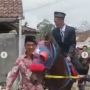 Viral Pengantin Pria di Ponorogo Diarak Naik Kuda Menuju ke Rumah Pengantin Wanita, Netizen: Kaya Pendekar
