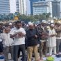 Hentikan Aksi Sementara, Massa Aksi GNPR Tunaikan Ibadah Salat Berjemaah di Kawasan Patung Kuda