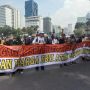 Nyanyi Indonesia Raya saat Geruduk Istana, Emak-Emak Bentangkan Spanduk: Turunkan Harga BBM atau Jokowi Mundur