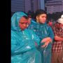 Belum Ada Perintah dari Imam Besarnya, Massa di Patung Kuda Masih Bertahan dan Salat Maghrib Berjamaah saat Hujan