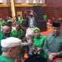Disambut Hangat, Anies Dikalungi Sorban Lambang Partai saat Menghadiri Muskercab PPP DKI
