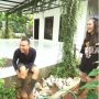 Ngakak Banget, Begini Momen Kocak Ayu Ting Ting Diberi Sepatu Ayah Rozak yang Ada Kecoanya