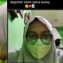 Gantikan Ceweknya Nge-Zoom, Cowok Ini Rela Pakai Jilbab dan Masker