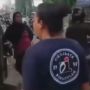 Remaja Hendak Tawuran Dibuat Kicep dengan Aksi Emak-emak Pakai Kaos Oi Sambil Bawa Sapu