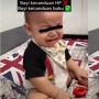 Bukan HP, Lucunya Bayi Ini Malah Kecanduan Buku Kalkulus, Warganet: Kasihan Bayi Tetangga Kena Mental