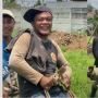Bahagia Itu Sederhana! 3 Pekerja Ini Senang Banget Naik Pohon yang Diangkut Truk