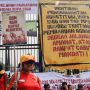 Peringati Hari Tani Nasional, Massa Gabungan Geruduk Gedung DPR