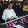 Kunjungi Pasar Malam di Pantai Kamali, Jokowi Lihat Kaos 3 Rp100 Ribu