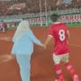 So Sweet... Witan Sulaeman Pemer Kemesraan dengan Wanita Berjilbab di Pinggir Lapangan Setelah Kalahkan Timnas Curacao