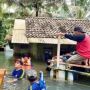 Dikepung Banjir hingga Setinggi Atap Rumah, Satu Kampung di Pangandaran Terisolir
