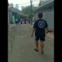 Bubarkan Tawuran Pakai Gagang Sapu, Warganet Akui The Power of Emak-emak Ras Terkuat