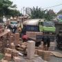 Truk Bermuatan Telur Terguling di Jalan Raya Merak, 7 Ton Muatan Berserakan Hingga Sebabkan Macet