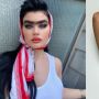 Percaya Diri dengan Alis 'Nyambung', Model Ini Mendobrak Standar Kecantikan
