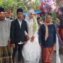 Berjalan Menuju Pelaminan, Warganet Dibuat Bingung dengan Penampilan Pengantin Pria
