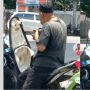 Kocak! Akibat Antre BBM Terlalu Lama, Pengemudi Motor Ini Sampai Buka Bekal Makanan