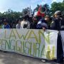 Anies Baswedan Disebut Langgengkan Penggurusan, Warga Korban Gusuran Geruduk Balai Kota